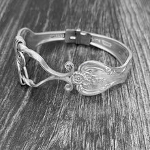 Load image into Gallery viewer, &#39;Serpentine&#39; Fork Bracelet
