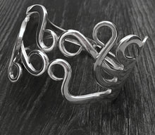 Load image into Gallery viewer, Celtic Twist Double Fork Bracelet
